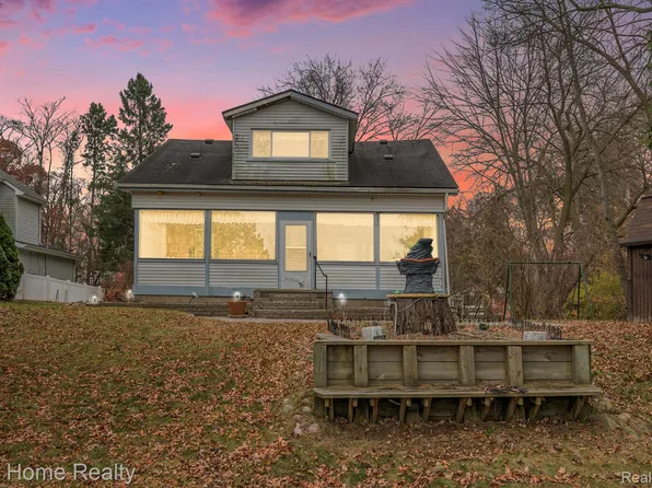 9630 Round Lake Blvd, White Lake, MI 48386