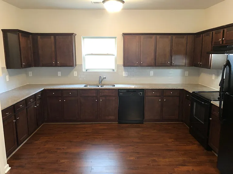 517 Tulip Ln — Photo 6