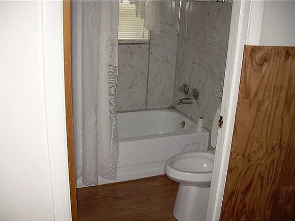 3rd image of 818 Roanoke Ave