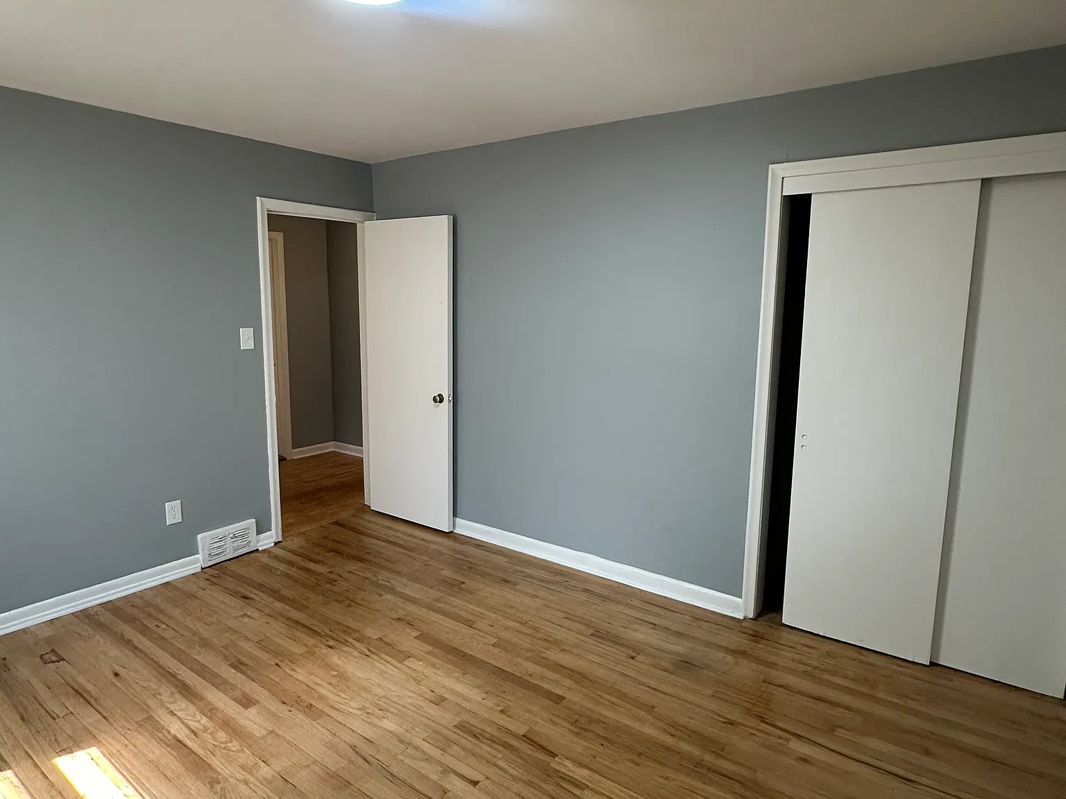 2 bed, 1.5 bath, 975 sqft, $1,100 — Photo 4