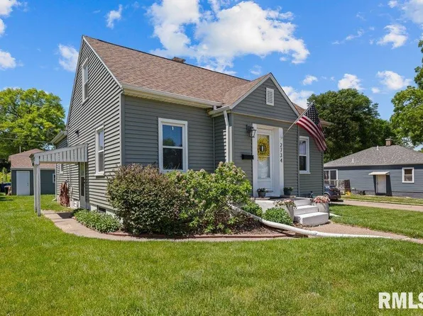 2734 College Ave, Davenport, IA 52803