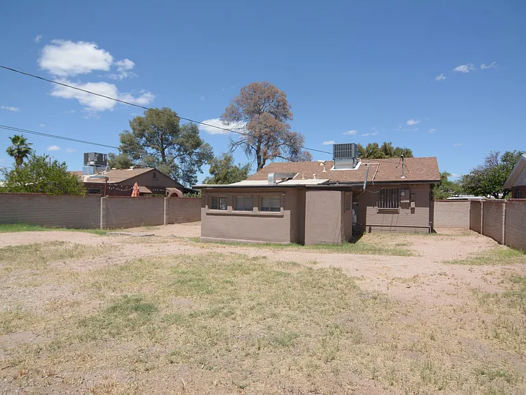 616 E Linden St — Photo 16