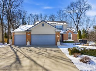 9140 Lakewood Dr, Whitmore Lake, MI 48189