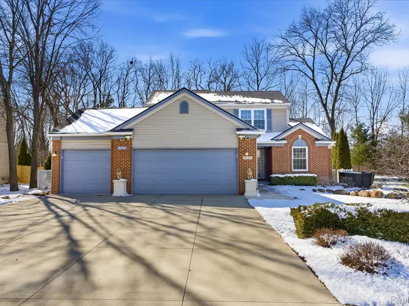 9140 Lakewood Dr, Whitmore Lake, MI 48189