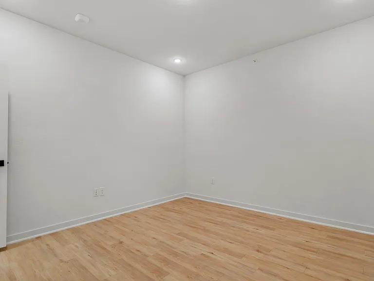 100 W Mockingbird Ln — Photo 14