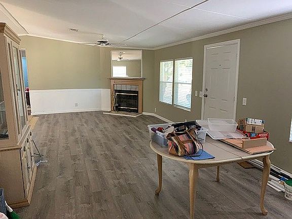 Living room w/fireplace 
