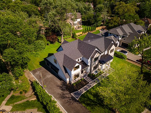 4th image of 1629 Hawthorne Ln