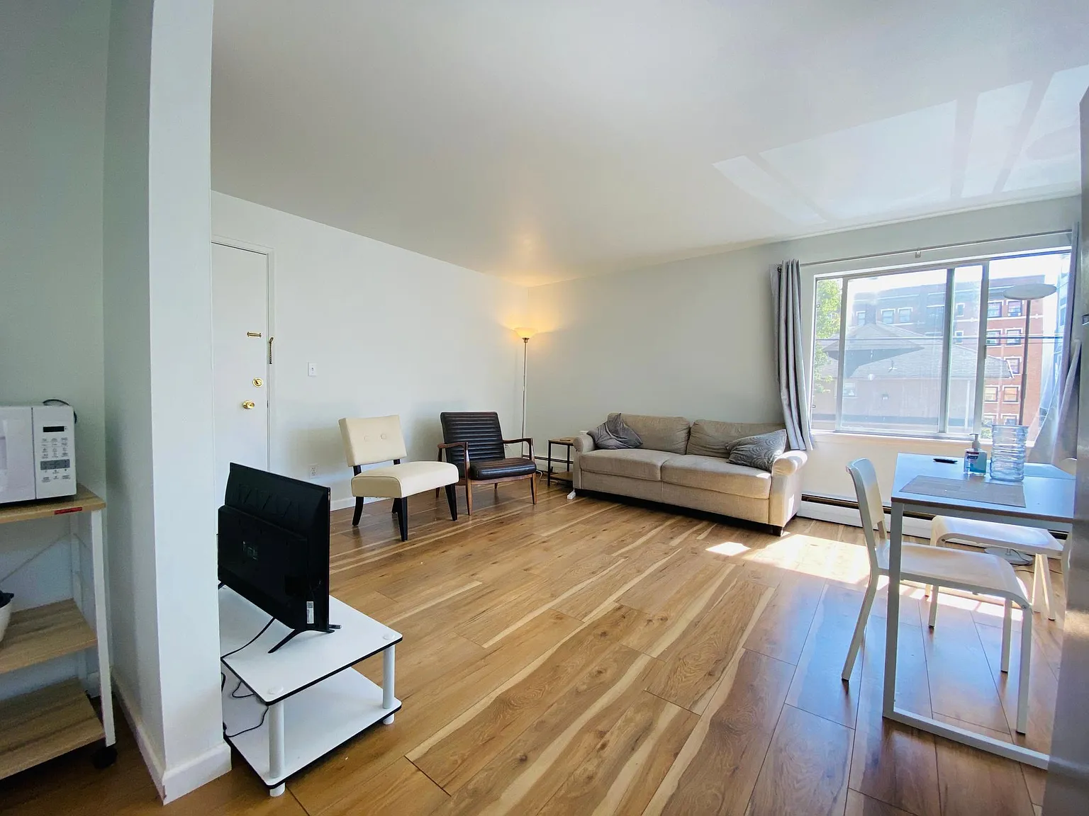 523 E Denny Way — Photo 2
