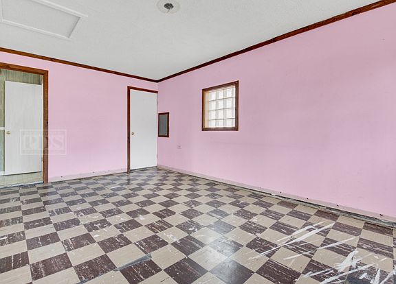 4th image of 2236 Dora St