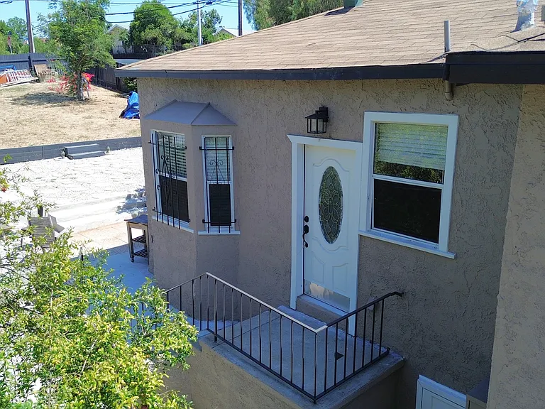 2421 Alcazar St — Photo 24