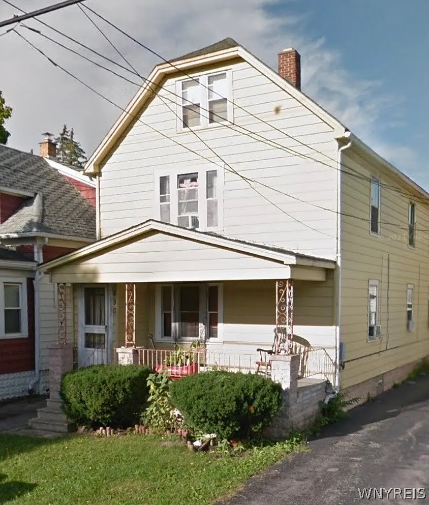 3 bed, 1.0 bath, 1912 sqft, $1,200 — Photo 1