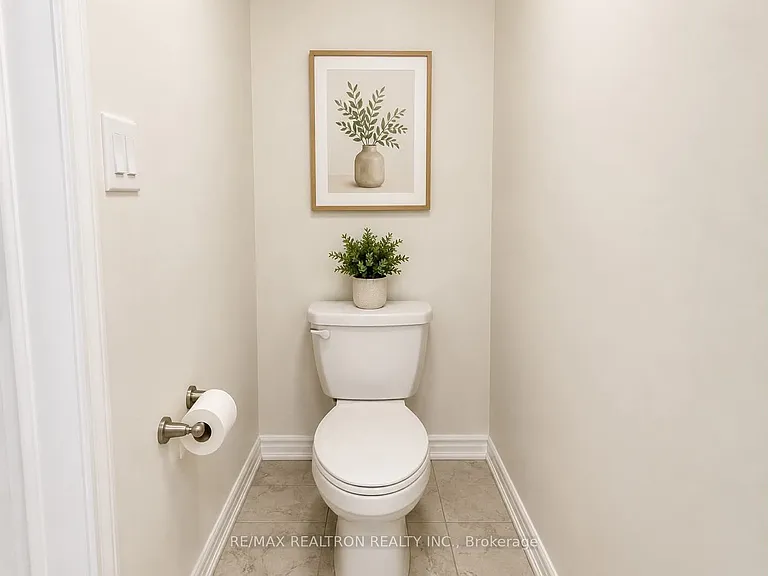 8 Thomas Frisby Jr Cres — Photo 20