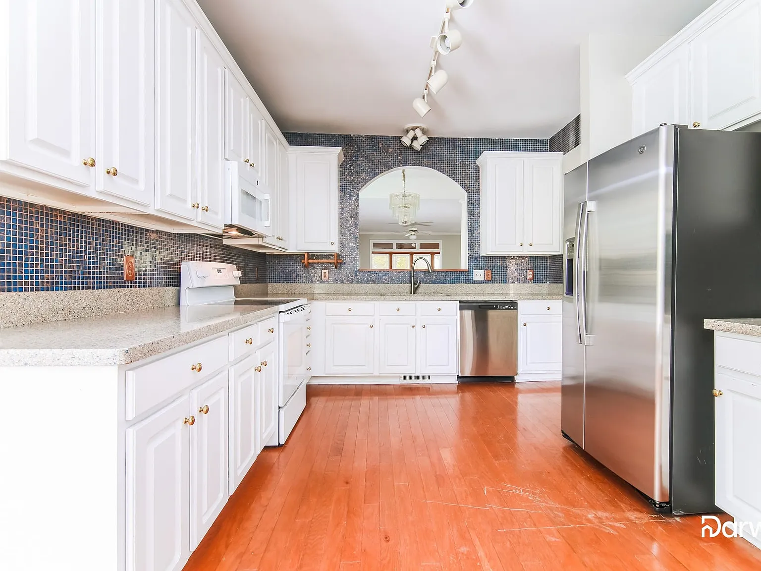 3 bed, 2.0 bath, 1833 sqft, $1,925 — Photo 4