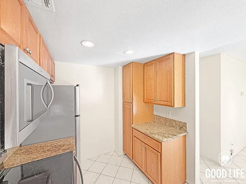 3 bed, 3.0 bath, 1335 sqft, $3,350 — Photo 4