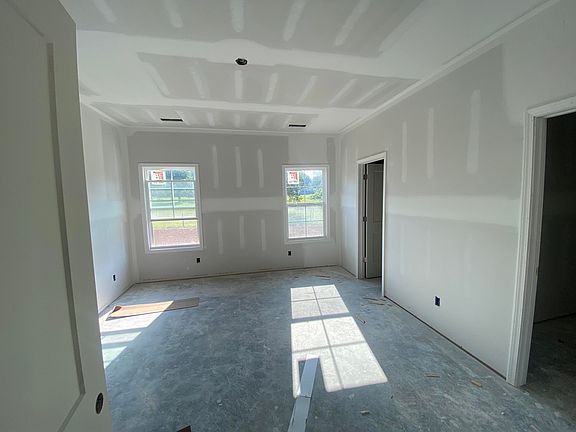 5th image of 40 Fieldstone Cir