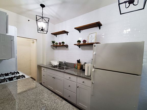 2nd image of 833 Fedora St #101