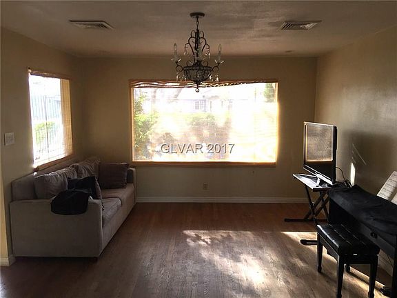 3rd image of 1127 Douglas Dr