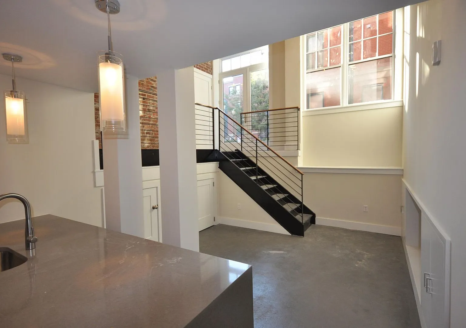 No Brokers Fee, Central Heat/AC, In-Unit Washer and Dryer, Large Fully Renovated, Eat-in Kitchen — Photo 2