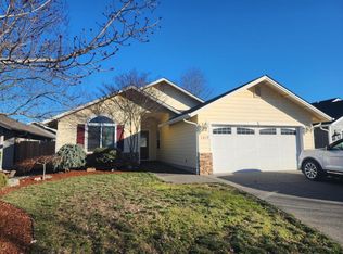 1619 SW Waterstone Dr, Grants Pass, OR 97527