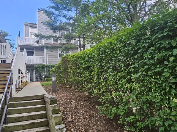 2 Fox Run Dr, Englewood, NJ 07631