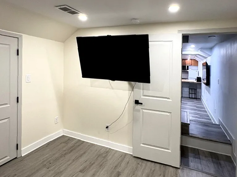 4615 Oakland Ter SW — Photo 2