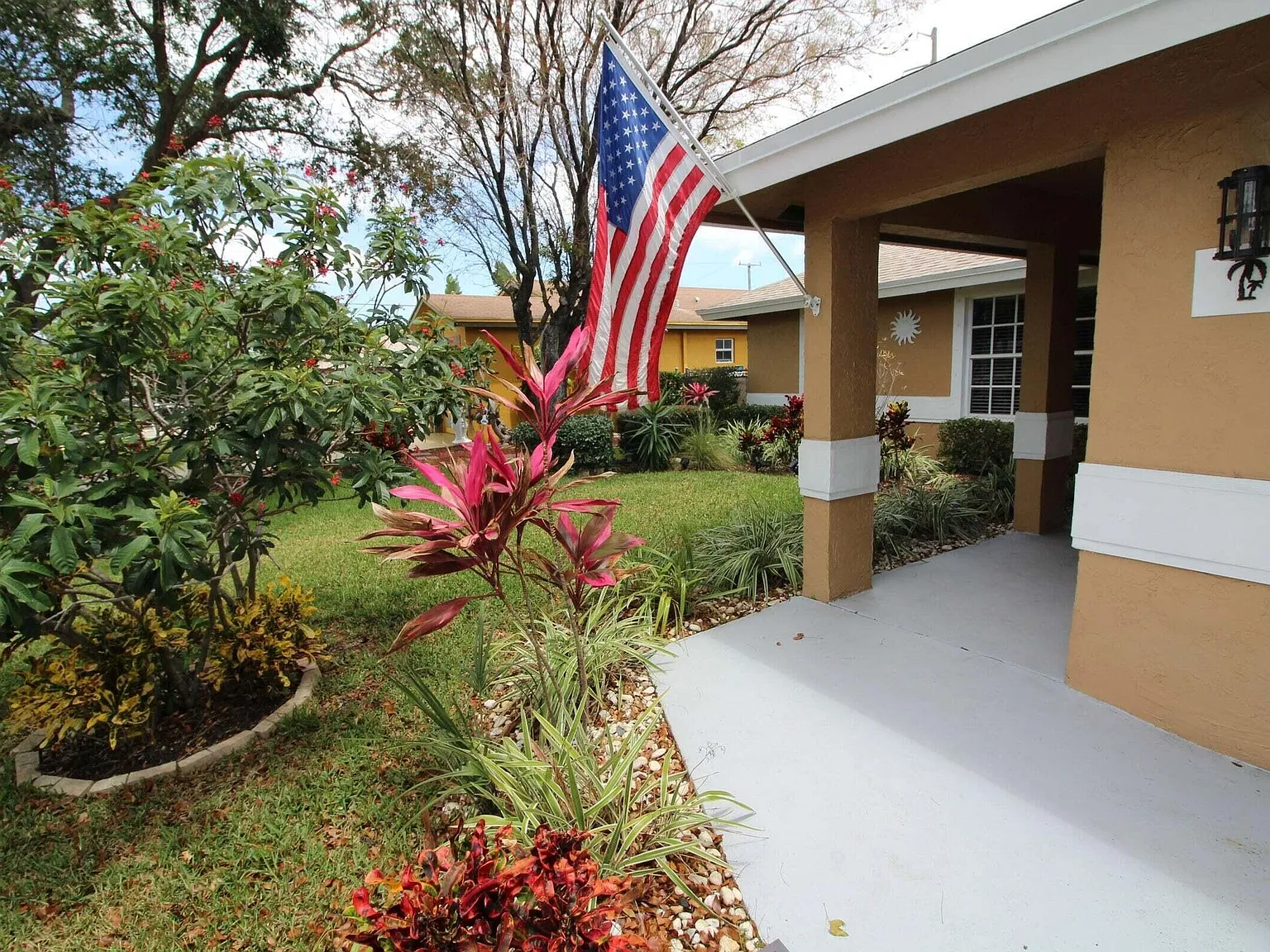3 bed, 2.0 bath, 1360 sqft, $3,800 — Photo 4