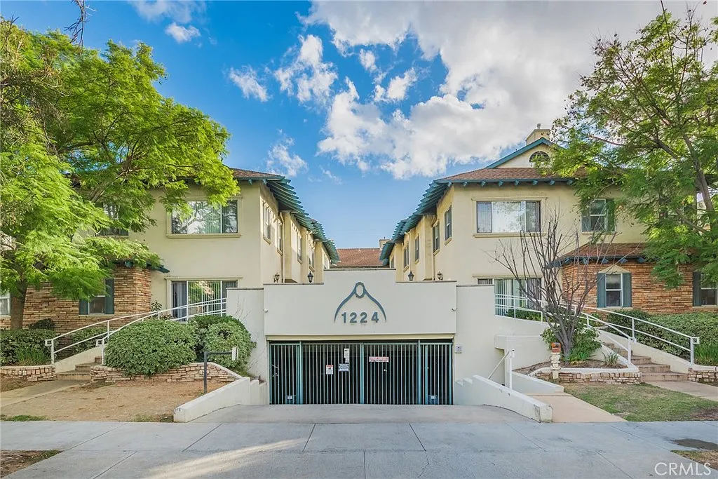 3 bed, 2.5 bath, 1325 sqft, $3,800 — Photo 1