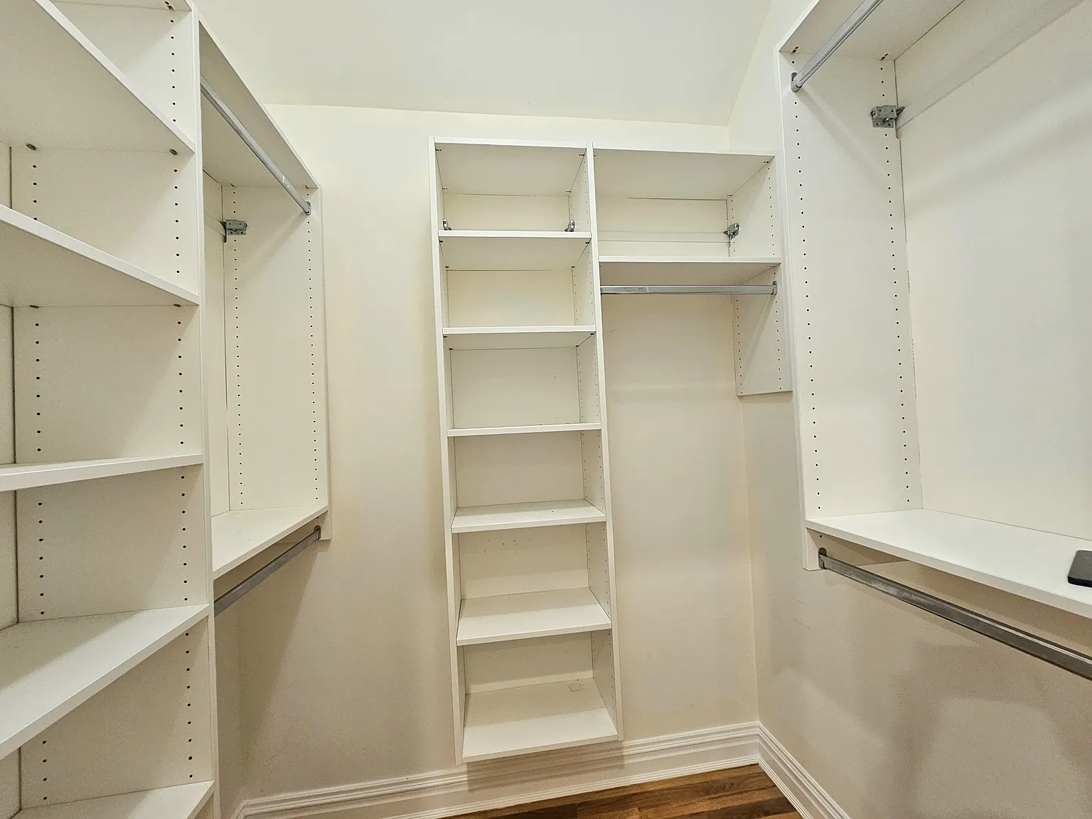 3 bed, 3.5 bath, 1666 sqft, $5,200 — Photo 2