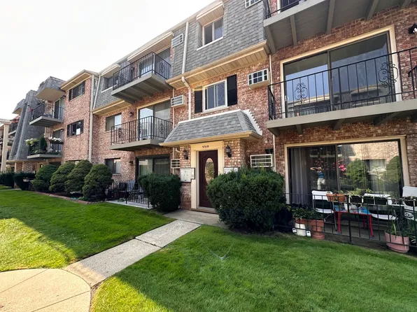 5319 N Delphia Ave APT 320, Chicago, IL 60656