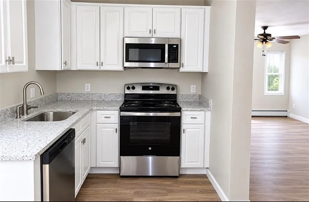 2 bed, 1.0 bath, 900 sqft, $2,200 — Photo 2
