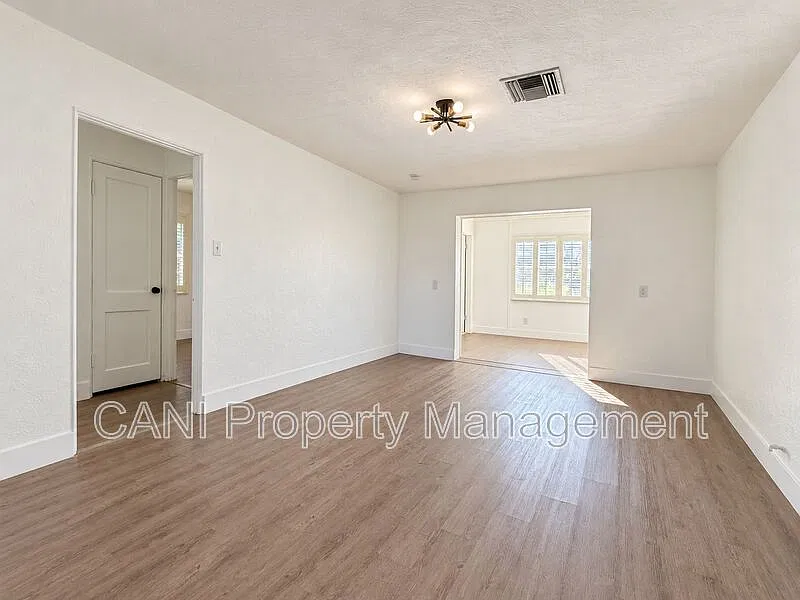 3 bed, 2.0 bath, 2100 sqft, $1,995 — Photo 3