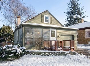 1051 Augusta Ave, Elgin, IL 60120