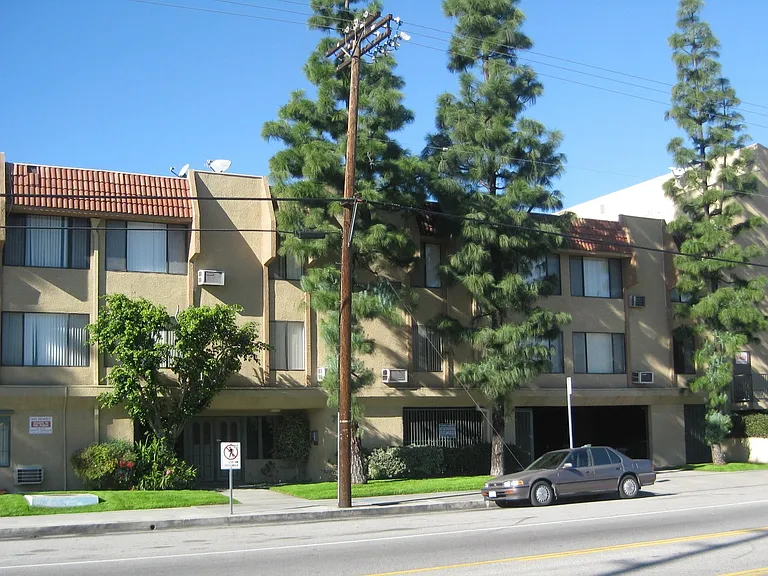 7139 Hazeltine Ave — Photo 1