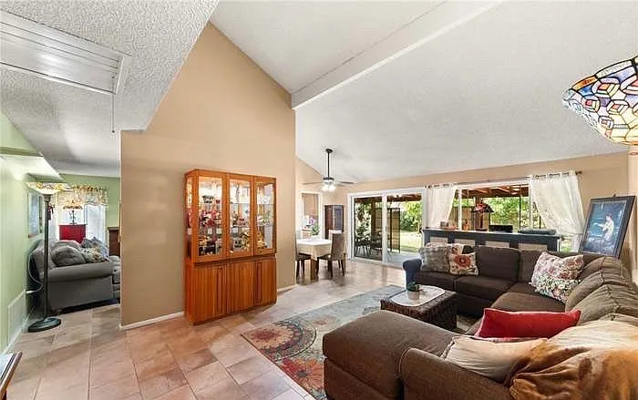 10337 Bristol Dr — Photo 4