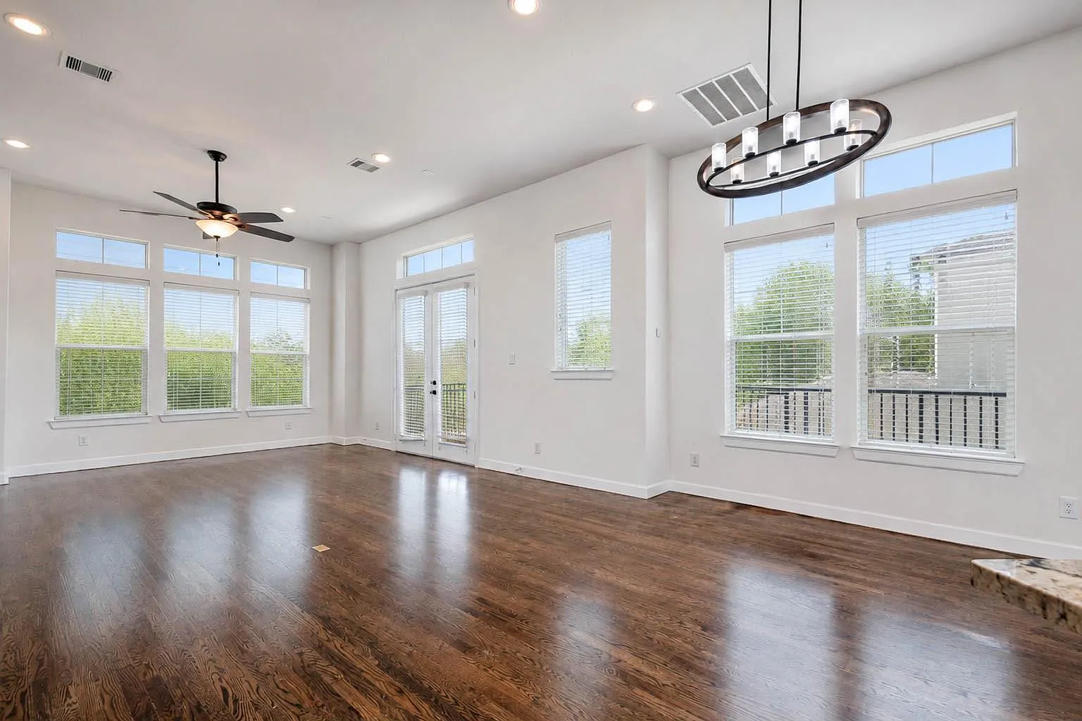 3 bed, 3.5 bath, 2081 sqft, $2,500 — Photo 3