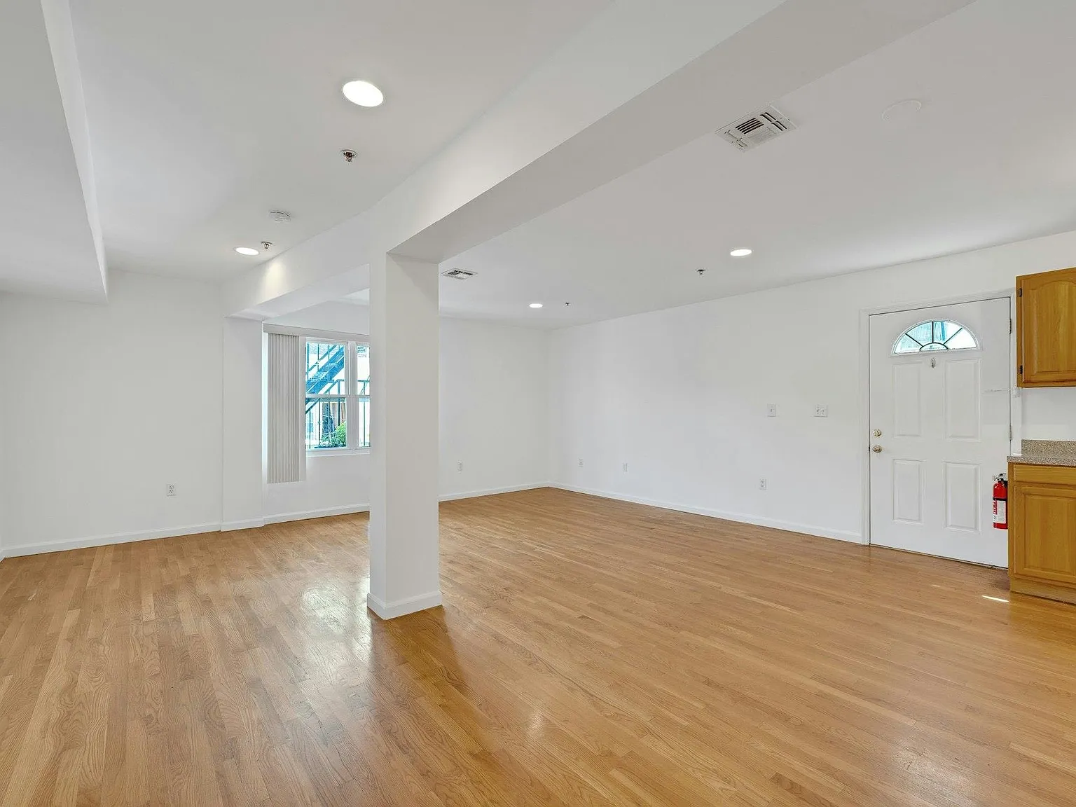 3 bed, 3.0 bath, 1760 sqft, $3,200 — Photo 3
