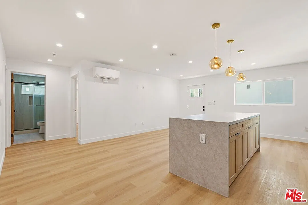3 bed, 2.0 bath, 1200 sqft, $5,200 — Photo 3
