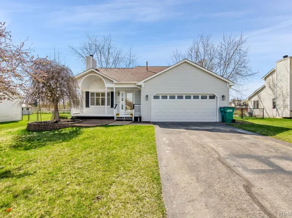 1112 Somerville Dr, Oxford, MI 48371