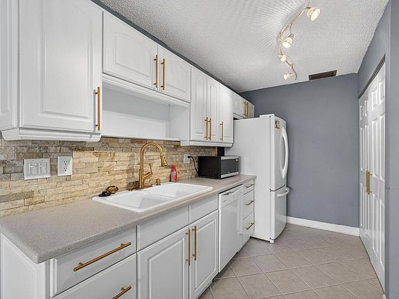 5th image of 3426 Theo Way
