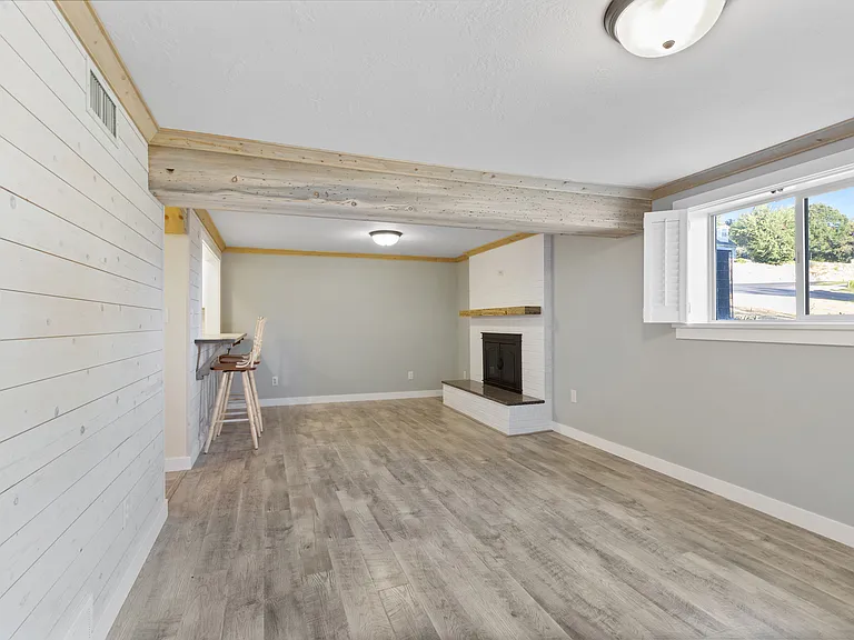 8 N 325 E — Photo 2