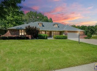 325 SW Whitehall Ln, Topeka, KS 66606