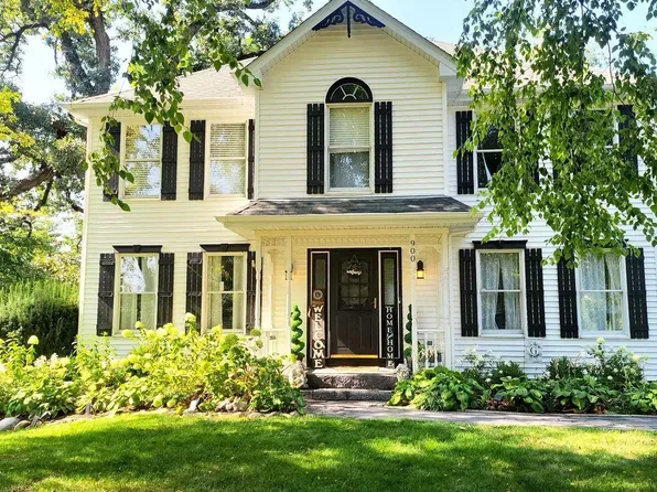 900 Susan Ct, Algonquin, IL 60102