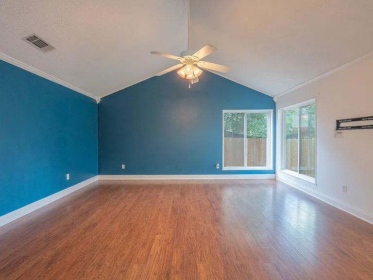 501 Calhoun Dr — Photo 3