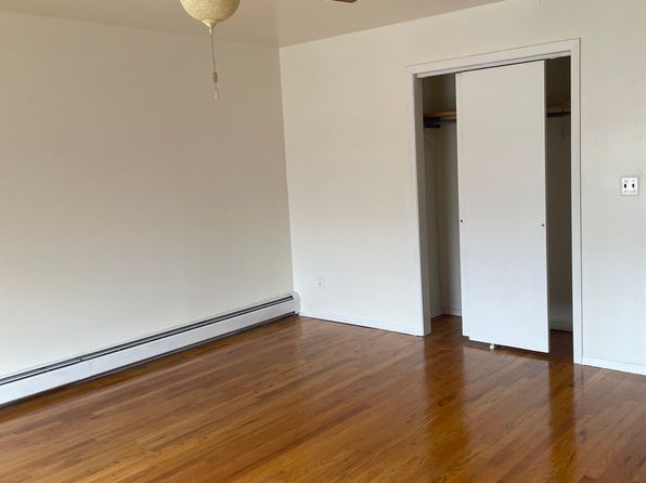 33 Fournier Cres, Elmwood Park, NJ 07407