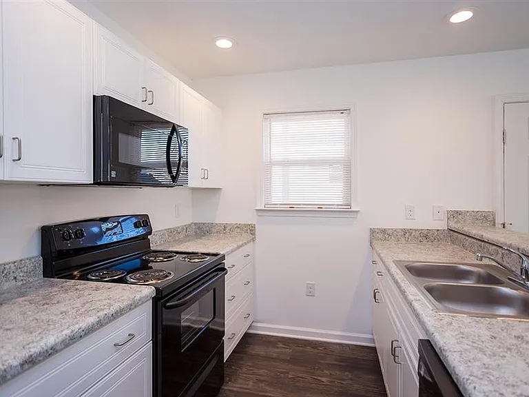 Barrington Apartments — Photo 7