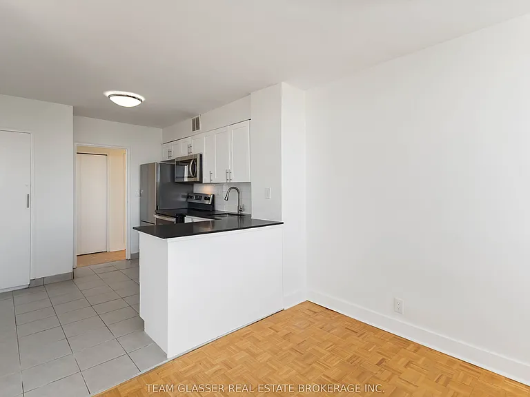 396 Queens Ave #502 — Photo 13