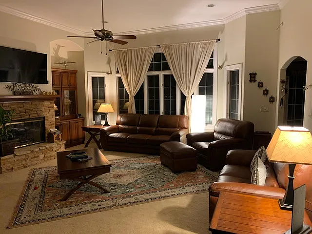 5 bed, 3730 sqft, $3,850 — Photo 3
