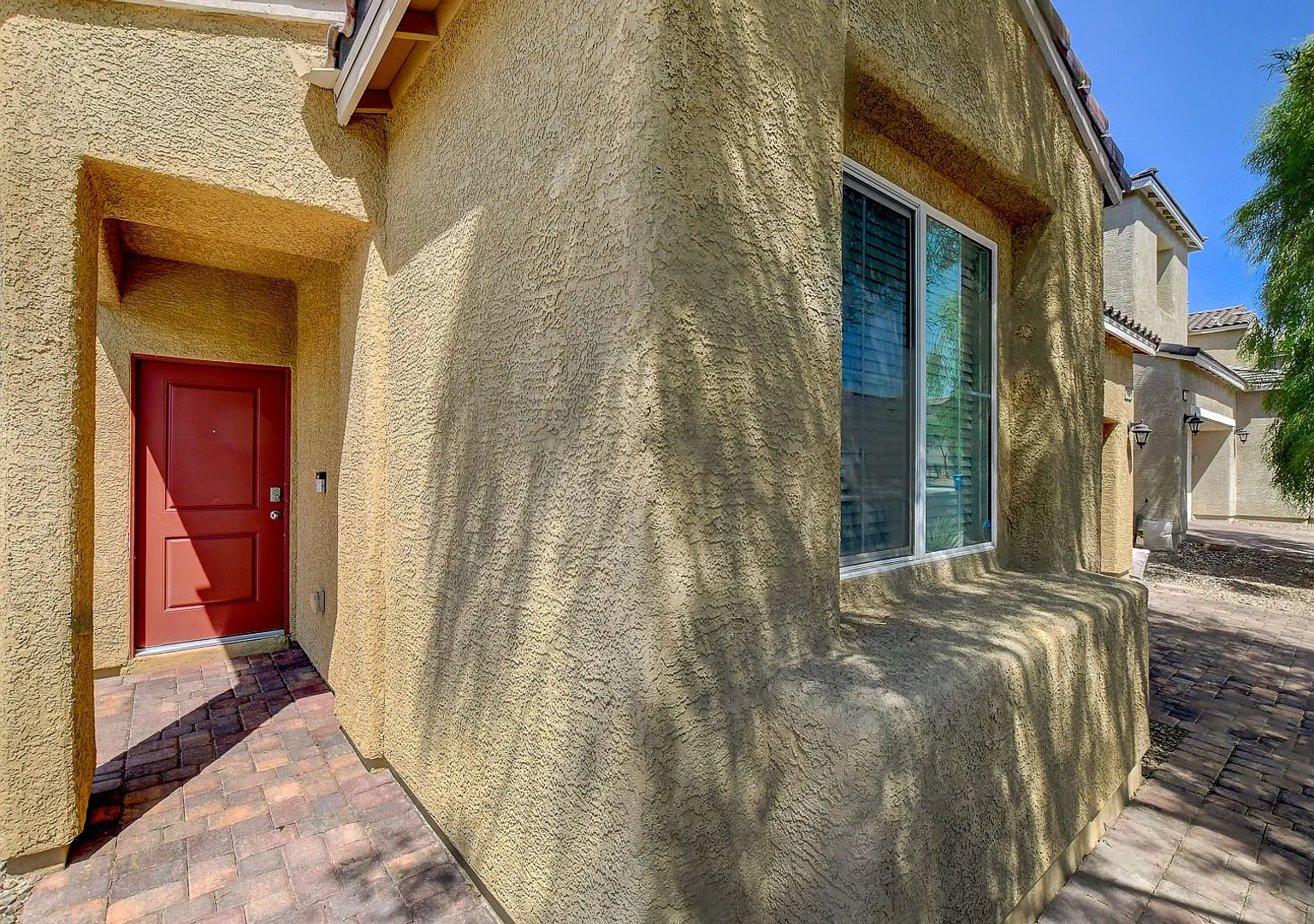 Welcome to this beautifully maintained 4-bedroom, 3-bath home in the gated Ann & Willis community. — Photo 4