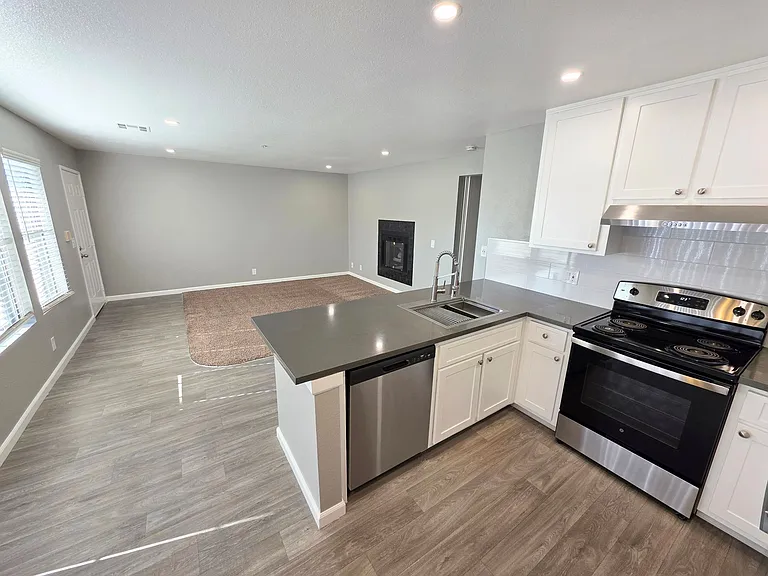 2411 Mission Ave — Photo 13