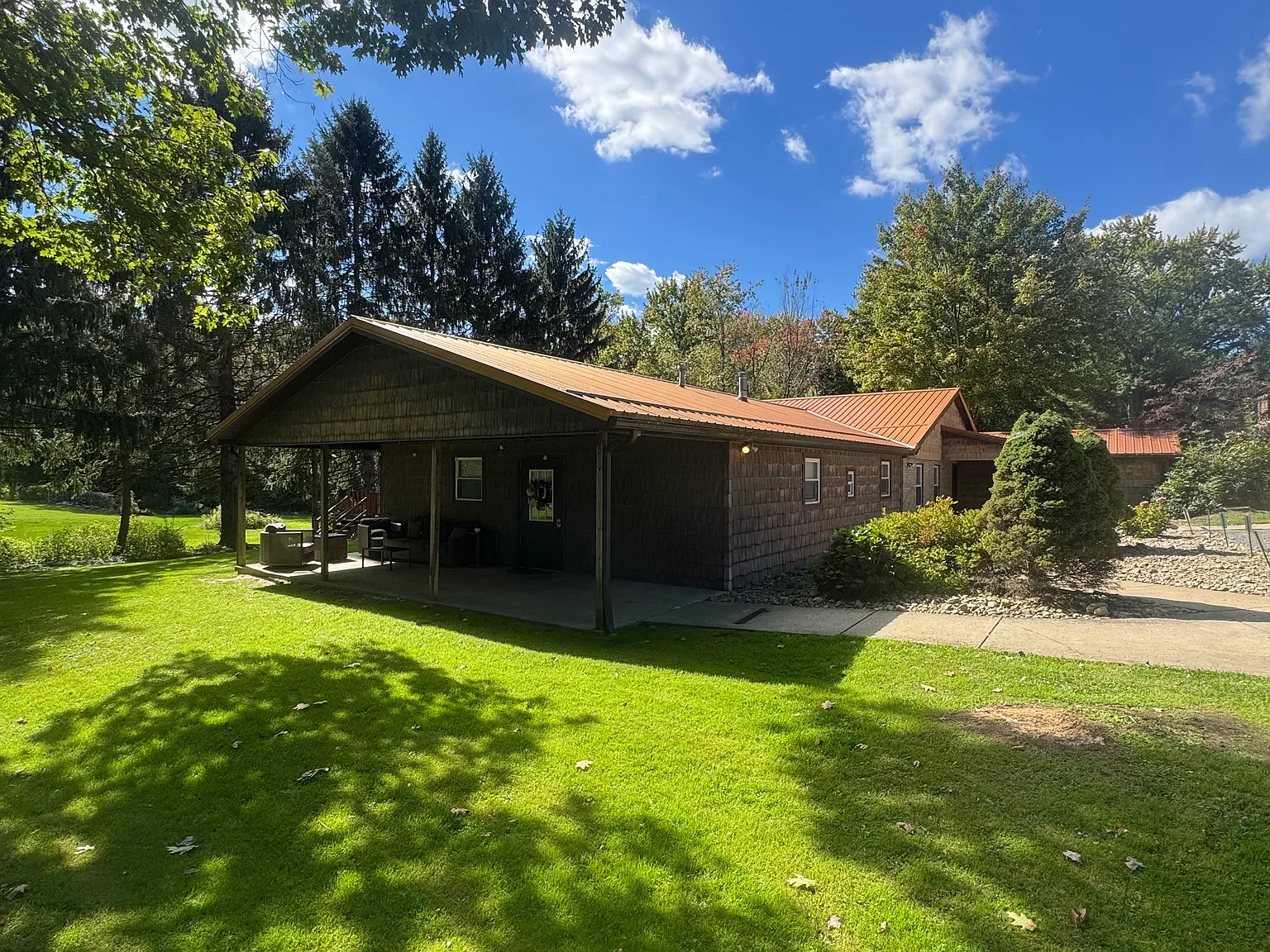 8 bed, 3600 sqft, $2,100 — Photo 1